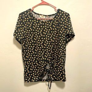 Free Kisses short sleeve with small daisies and adjustable strings on the torso